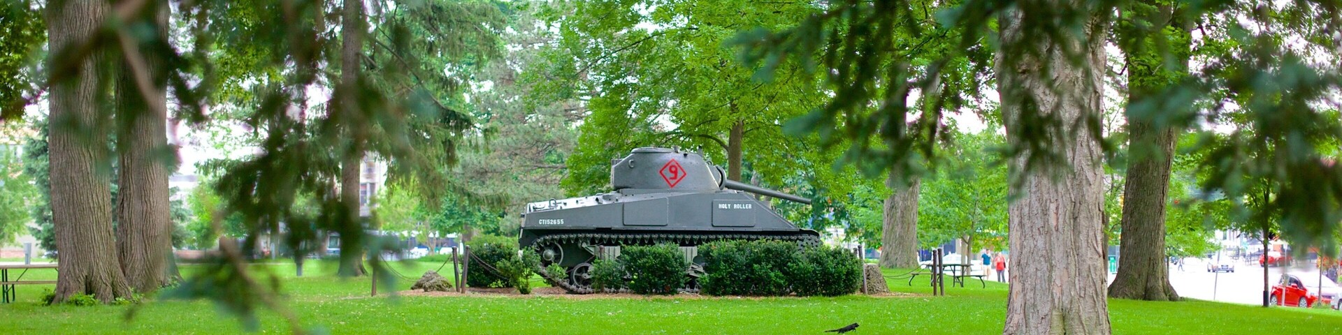 Parque Victoria, London, Ontario, Canadá que incluye artículos militares y jardín