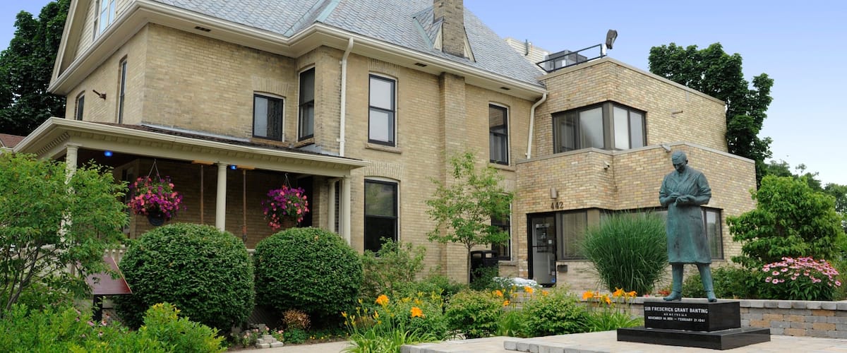 班廷樓 设有 傳統元素, 雕像或雕塑 和 房屋