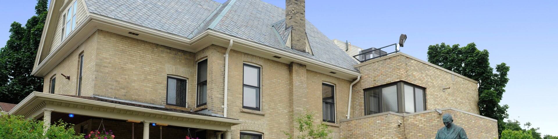 Banting House mit einem Statue oder Skulptur, Geschichtliches und Haus