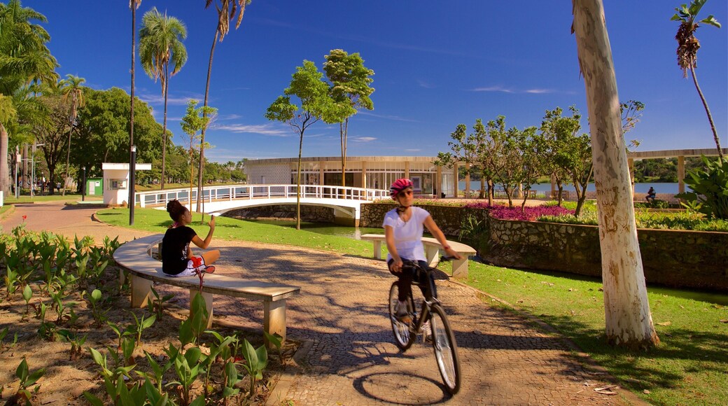 Casa do Baile que incluye ciclismo y un jardín y también una mujer