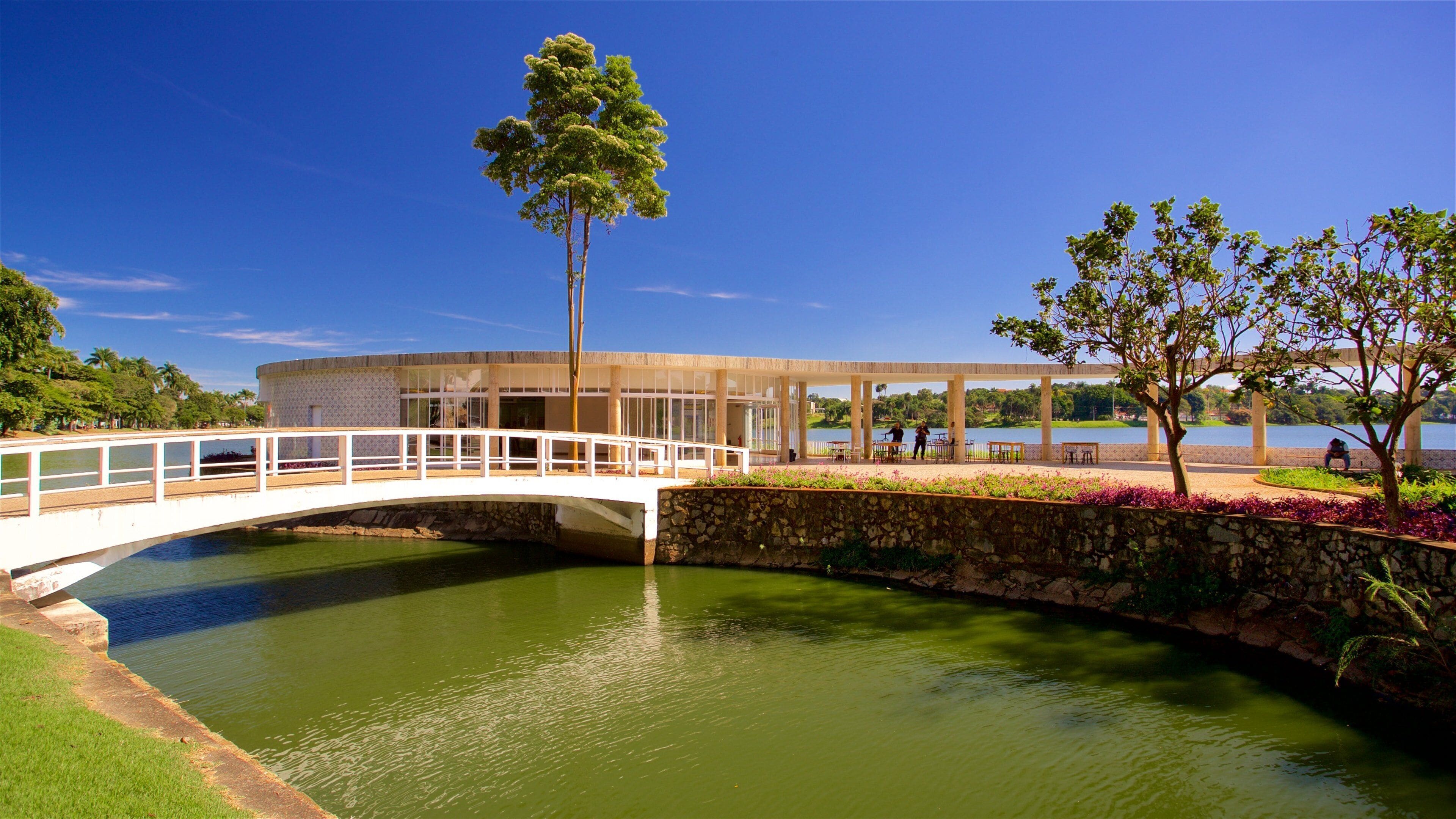 Casa do Baile เนื้อเรื่องที่ สะพาน และ แม่น้ำหรือลำธาร