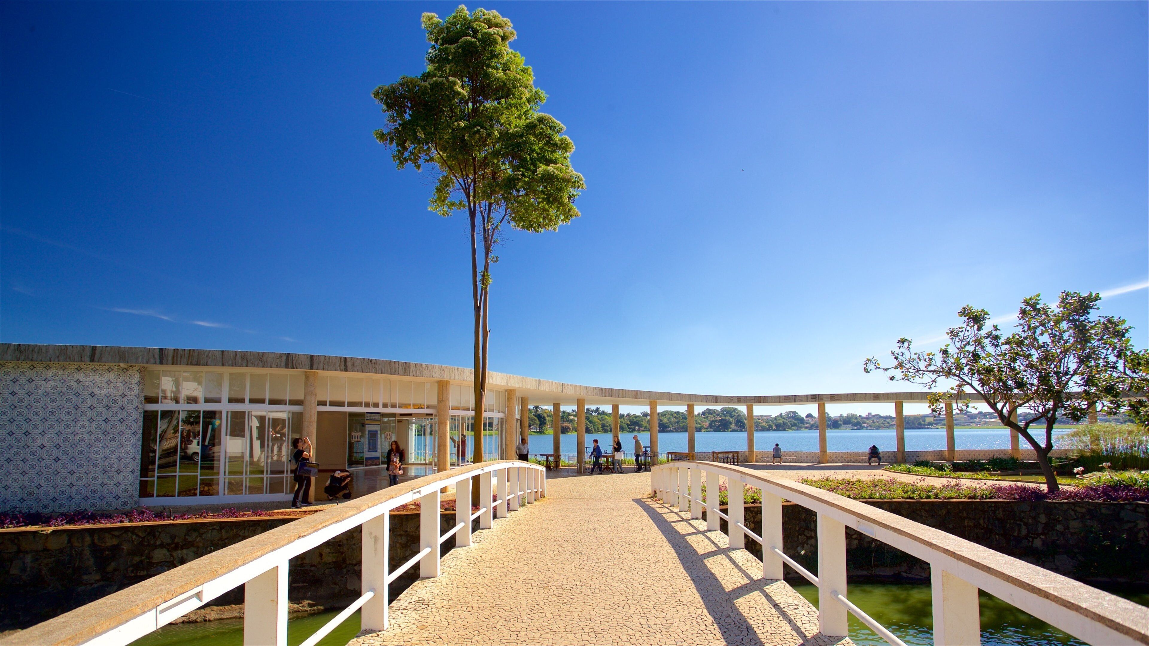 Casa do Baile ซึ่งรวมถึง ทะเลสาบหรือแอ่งน้ำ และ สะพาน