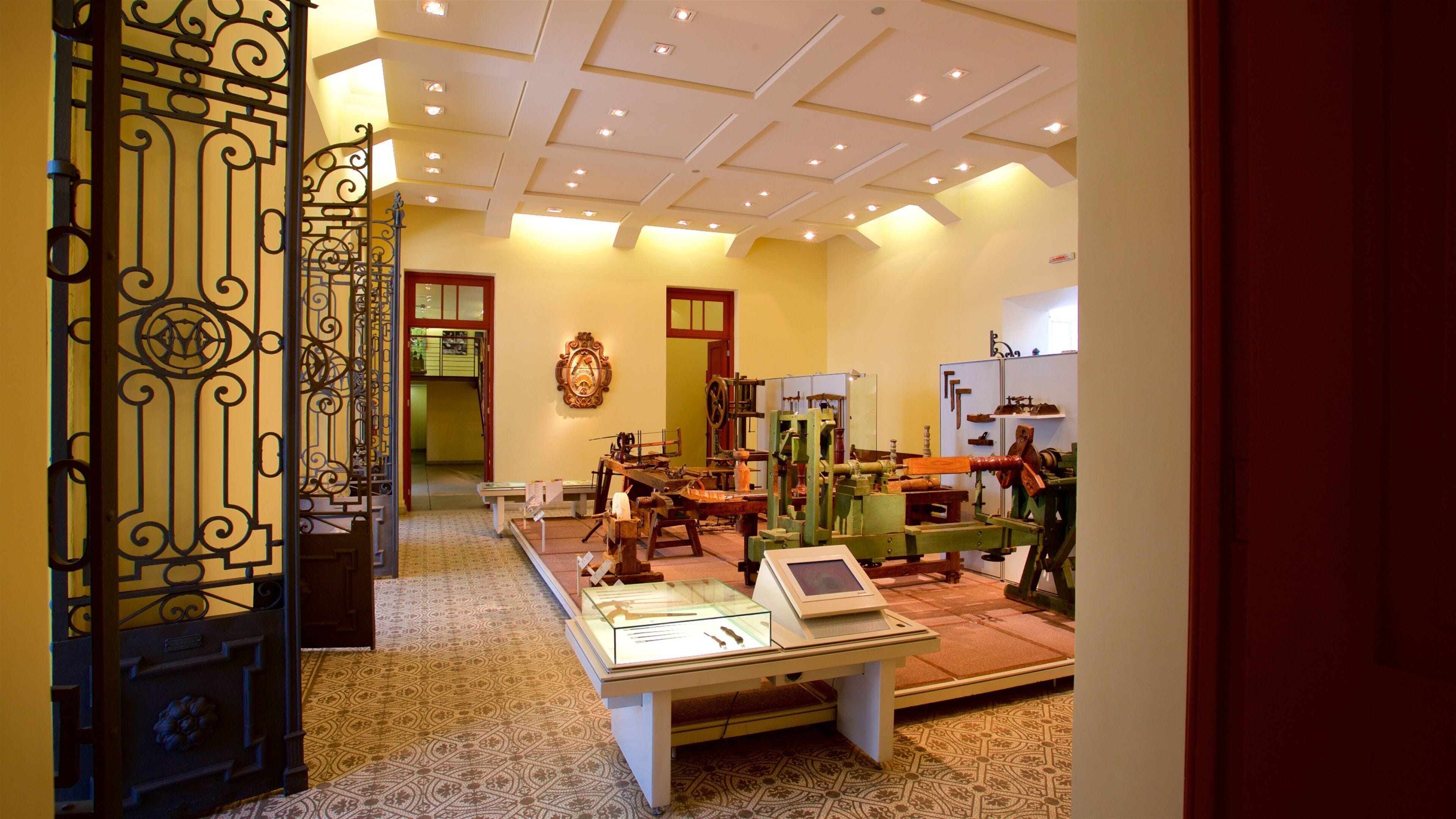 Museo de Arte y Artesanías mostrando vistas de interior y elementos patrimoniales