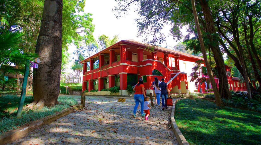 UFMG Museum of Natural History featuring a garden as well as a family