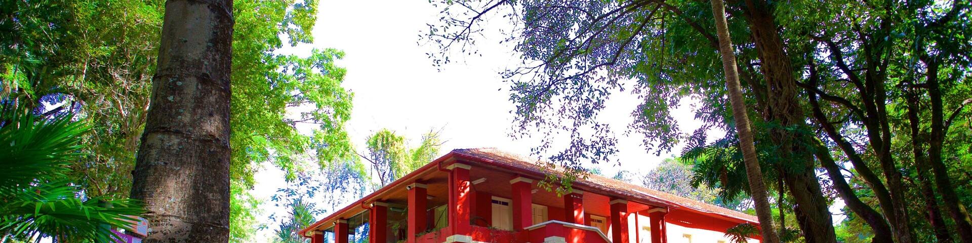 UFMG Museum of Natural History featuring a garden as well as a family