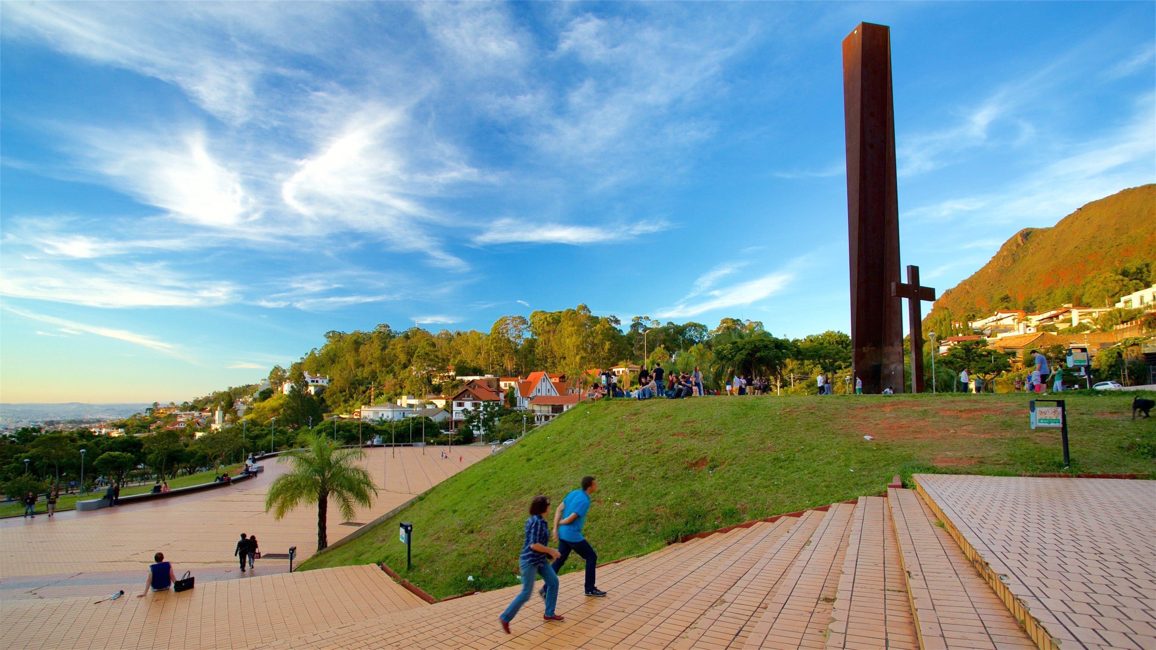 Plaza del Papa que incluye un jardín y también una pareja