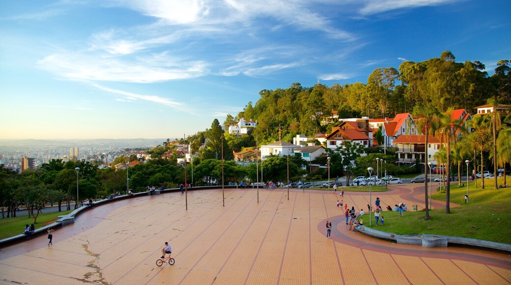 Praça do Papa bevat een park en ook een klein groepje mensen