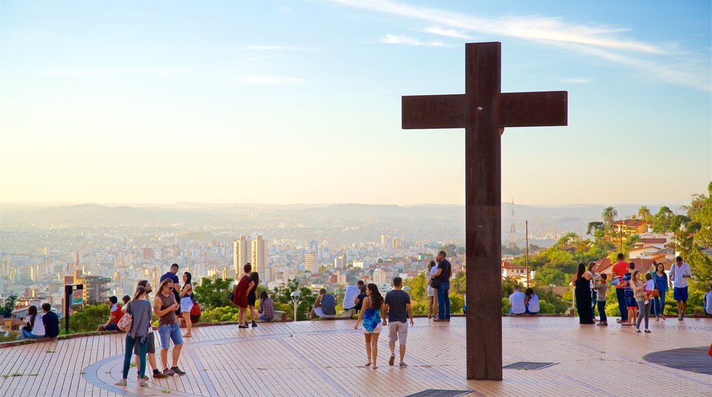 Place du Pape qui includes coucher de soleil, aspects religieux et square ou place