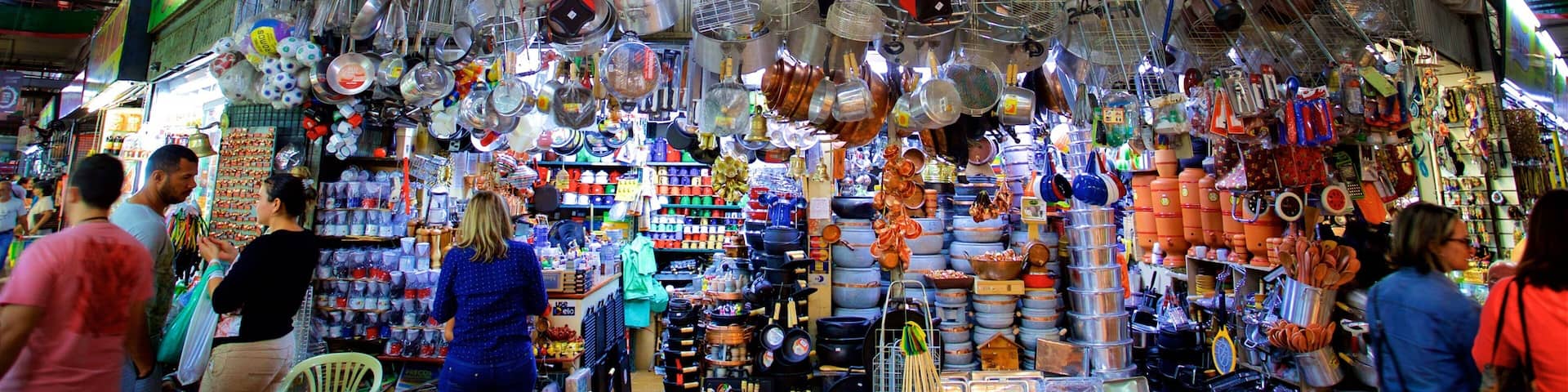 A market with a sign reading 'LOJA DO NEM'.
