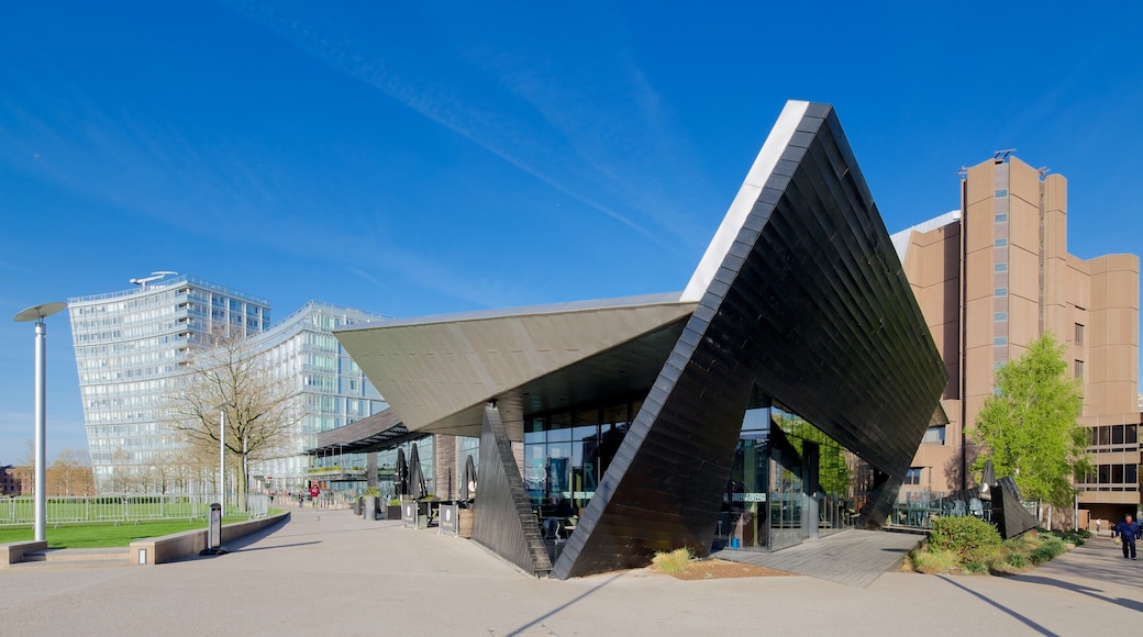 Liverpool ONE mostrando arquitetura moderna e uma praça ou plaza