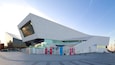 Das Museum Liverpool mit einem markanten, winkelförmigen Design und einer großen Glasfassade.