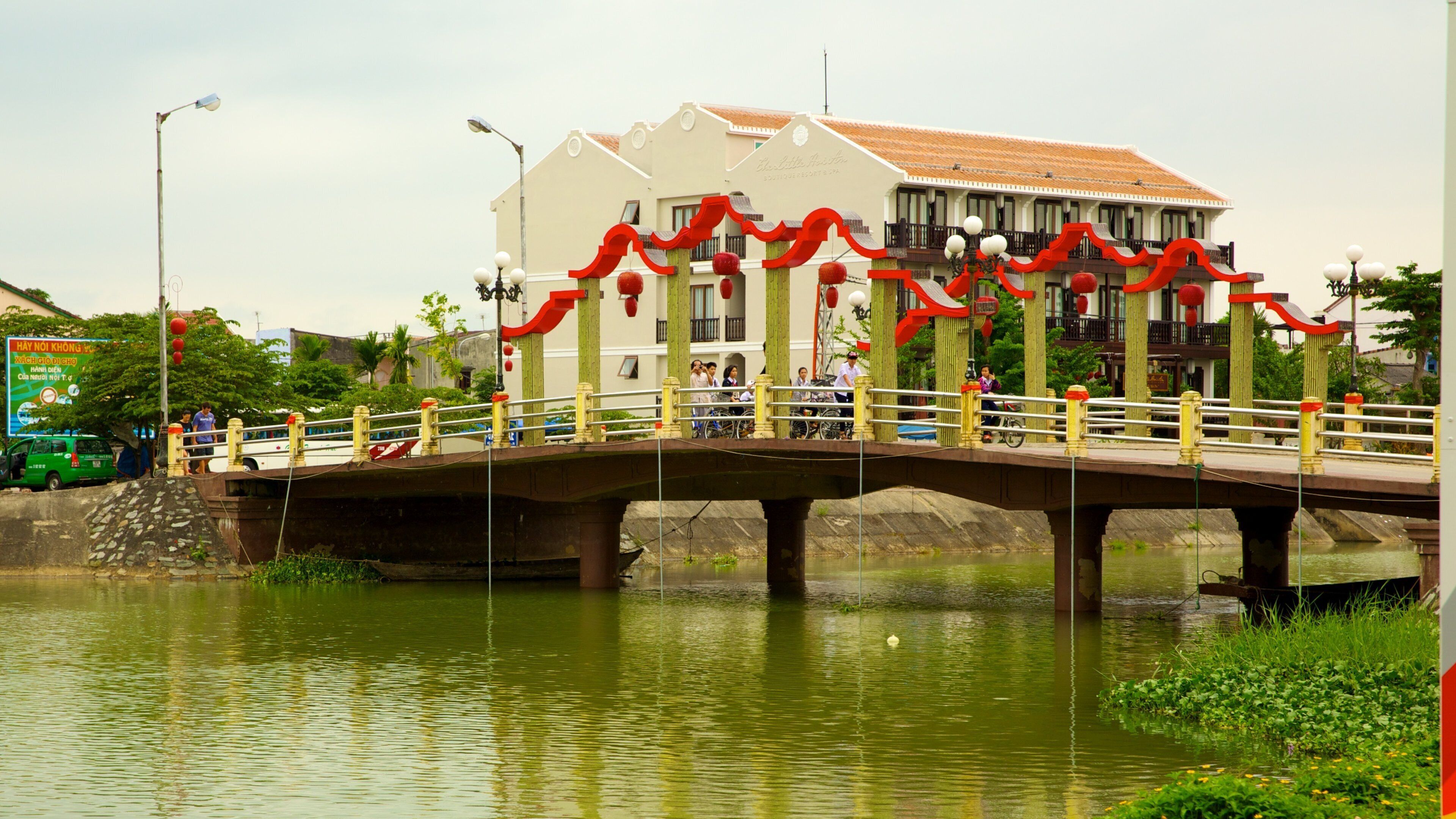 Song Hoai Square showing street scenes, a bridge and a square or plaza