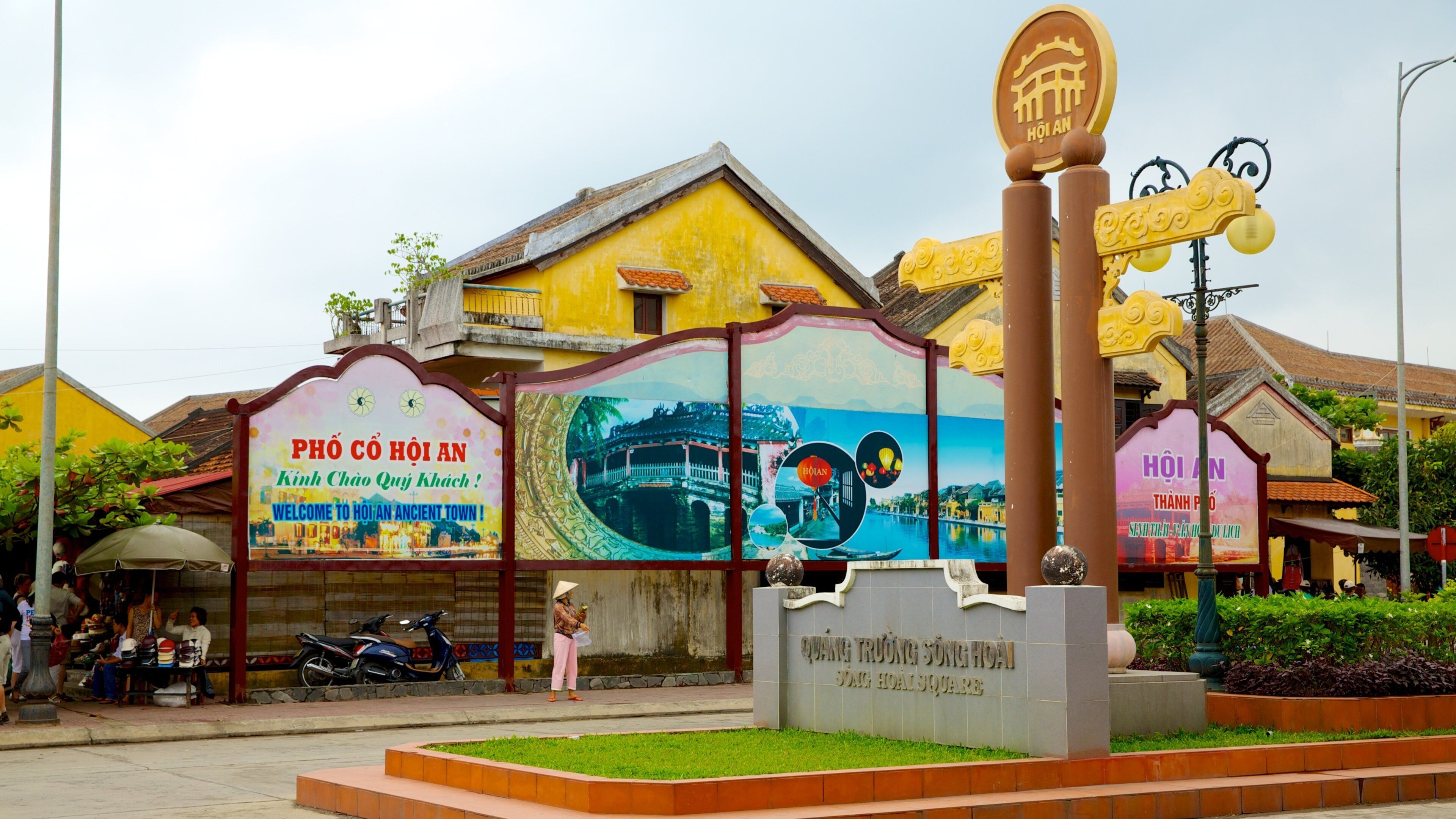 Song Hoai Square showing a square or plaza