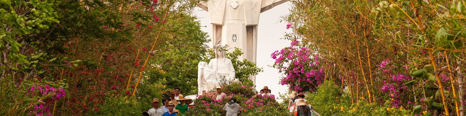 Tuong Dai Chua Kito Vua showing a garden, a statue or sculpture and wildflowers