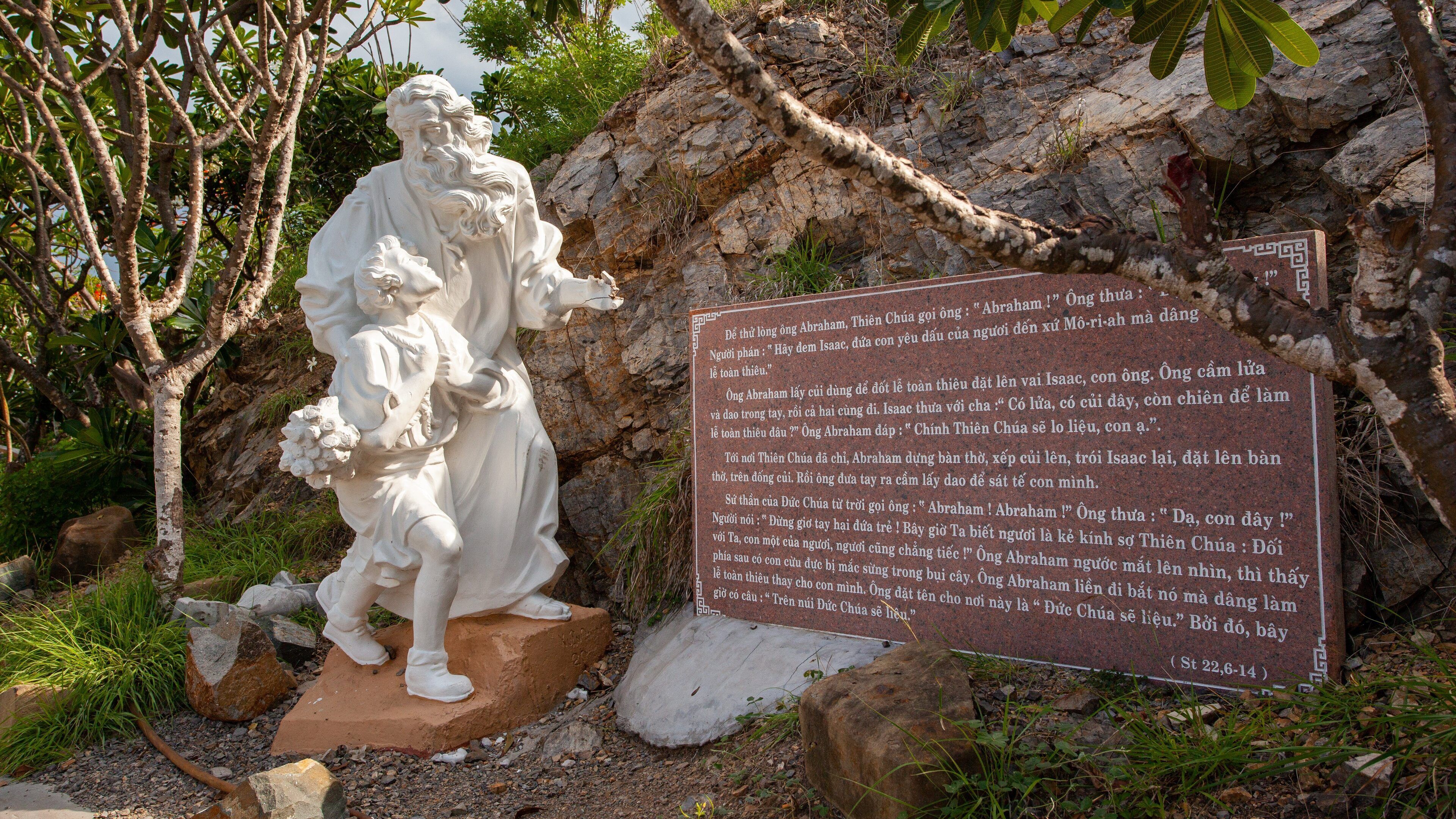 Tuong Dai Chua Kito Vua featuring signage and a statue or sculpture