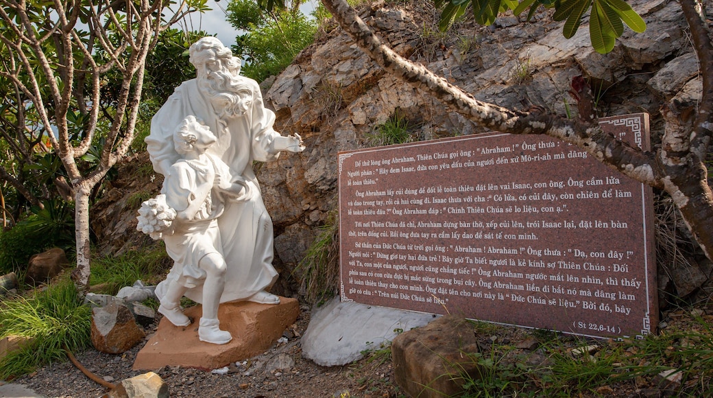 Tuong Dai Chua Kito Vua featuring signage and a statue or sculpture