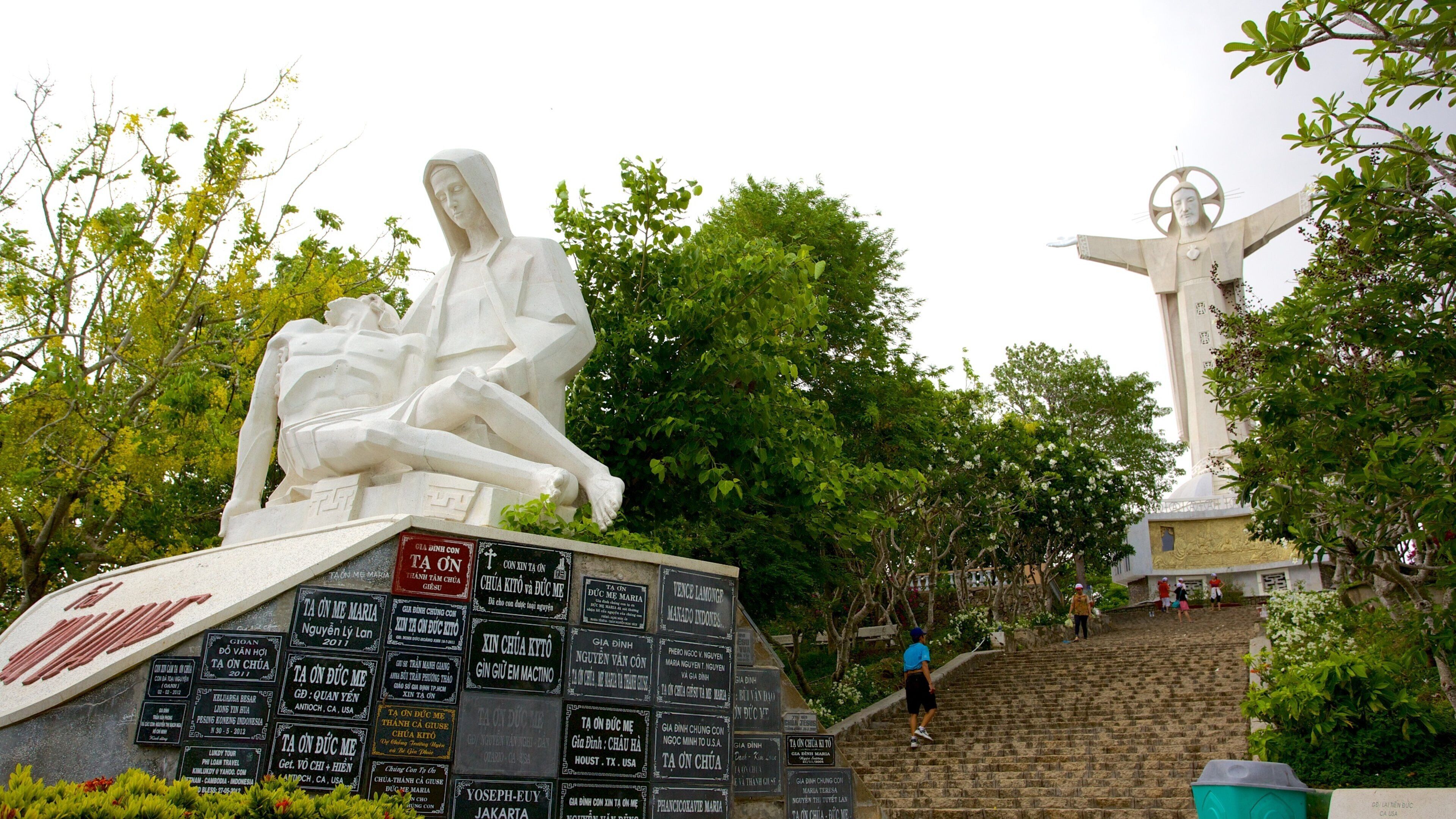 Tuong Dai Chua Kito Vua showing religious aspects, signage and a monument