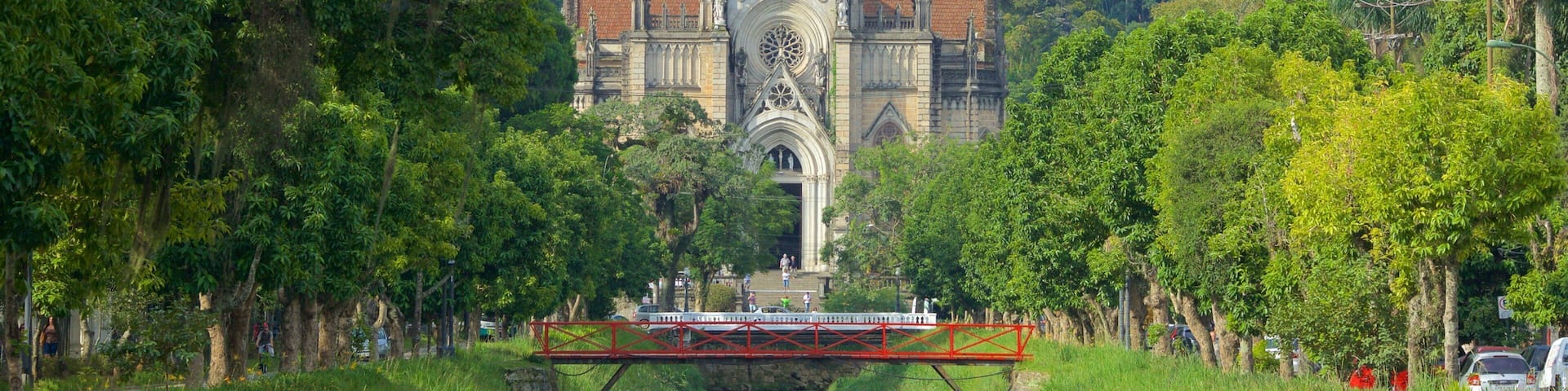 Cathedral of Saint Peter of Alcantara mettant en vedette parc, patrimoine architectural et riviĂšre ou ruisseau