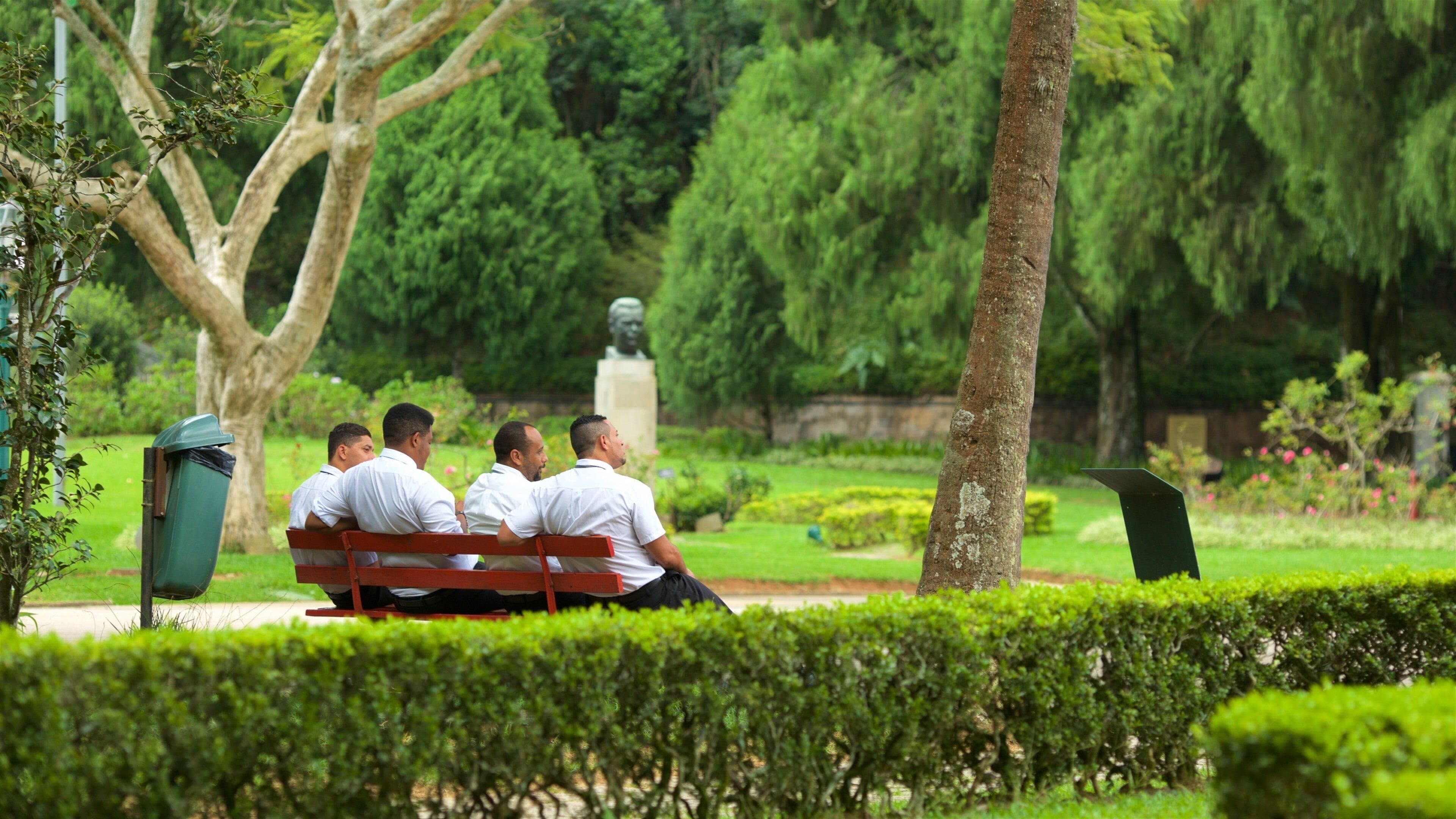 Imperialistisk museum fasiliteter samt park i tillegg til en liten gruppe med mennesker