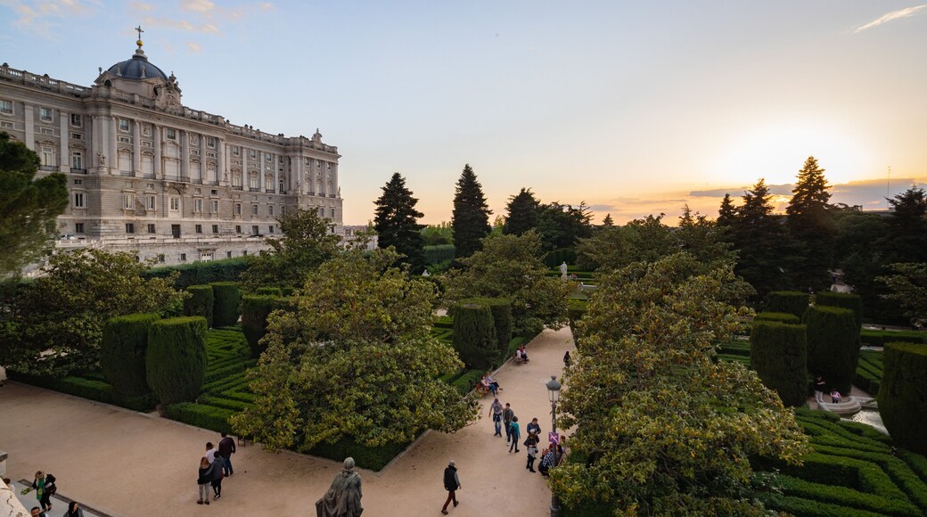 Sabatini Gardens showing heritage architecture, a sunset and a castle