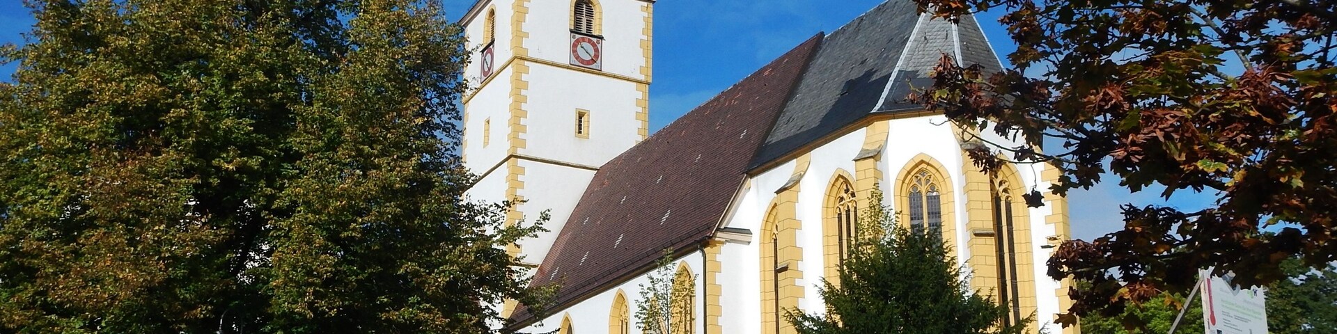 Mauritius-Kirche in Holzgerlingen: Mittelalterliche Dorfkirche mit spÀtgotischem Chor und romanischem Turm. Erste urkundliche ErwÀhnung 1274