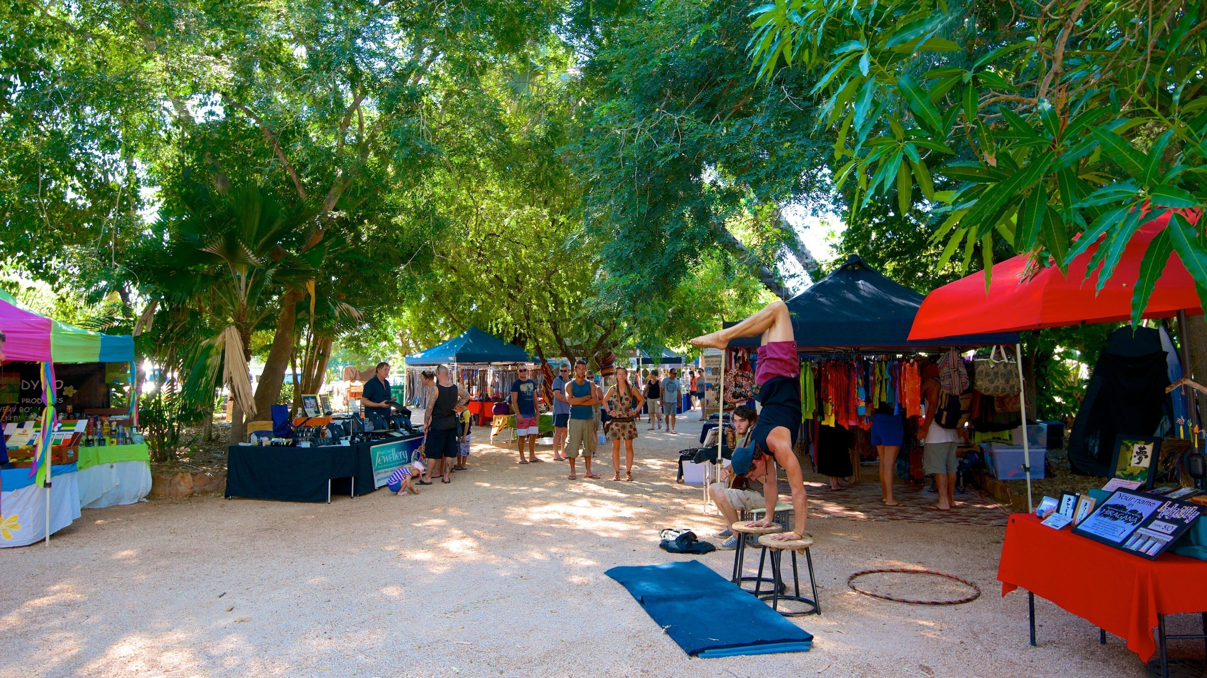 Courthouse Markets featuring markets and street scenes as well as a large group of people