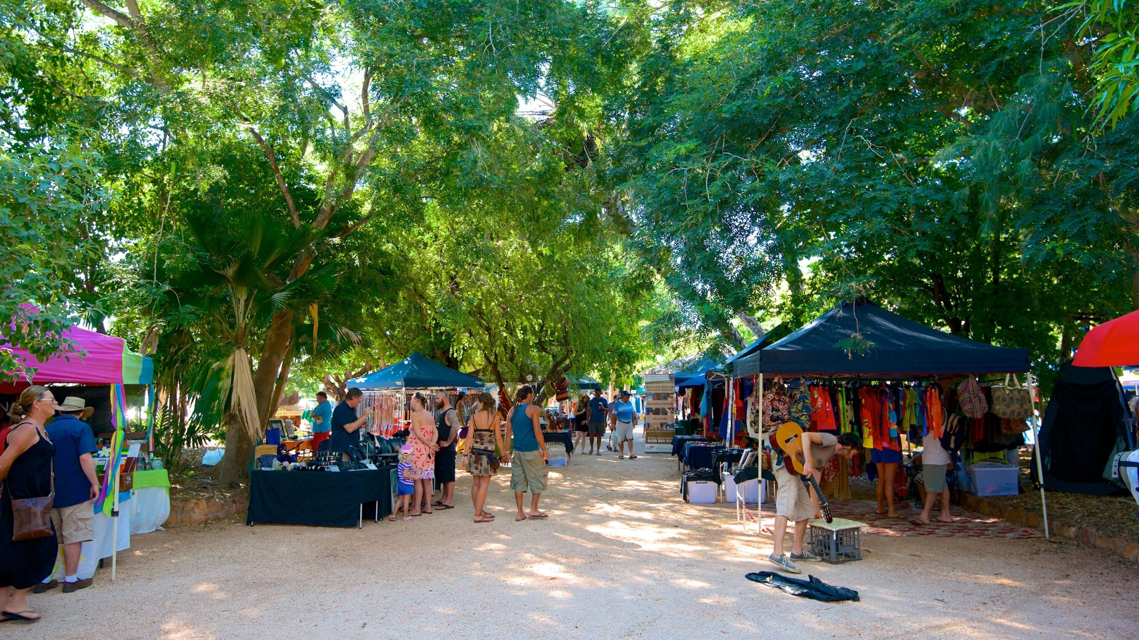 Courthouse Markets showing markets and street scenes as well as a large group of people