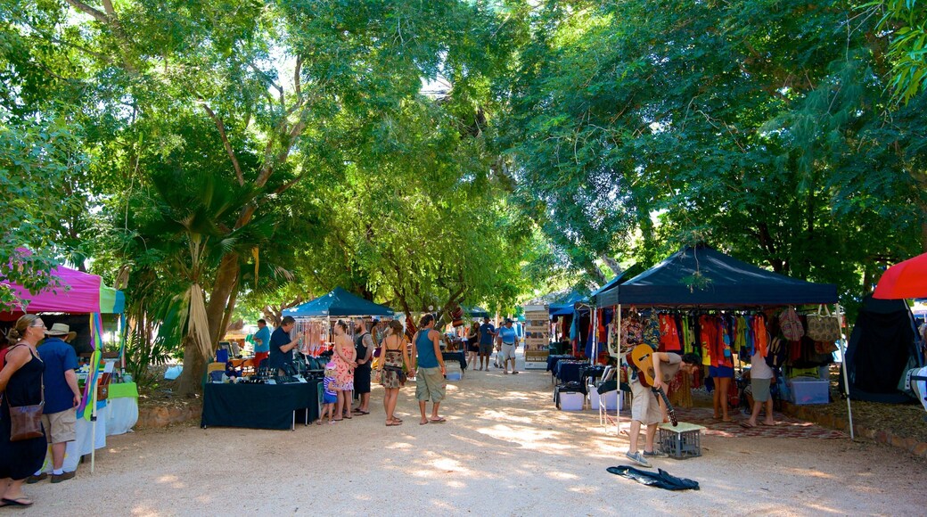 Courthouse Markets featuring markets and street scenes as well as a large group of people