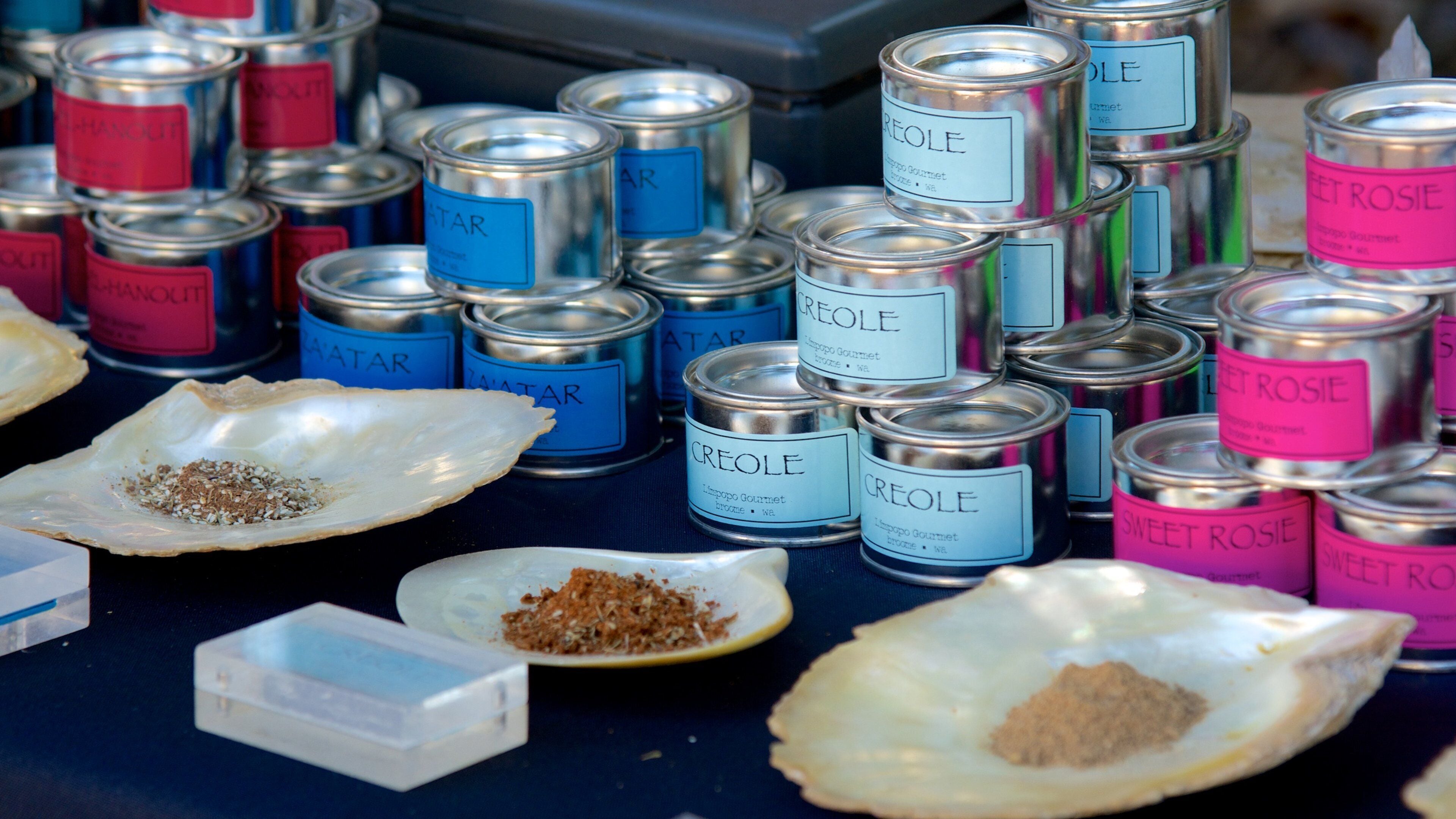 Courthouse Markets mostrando mercados y comida