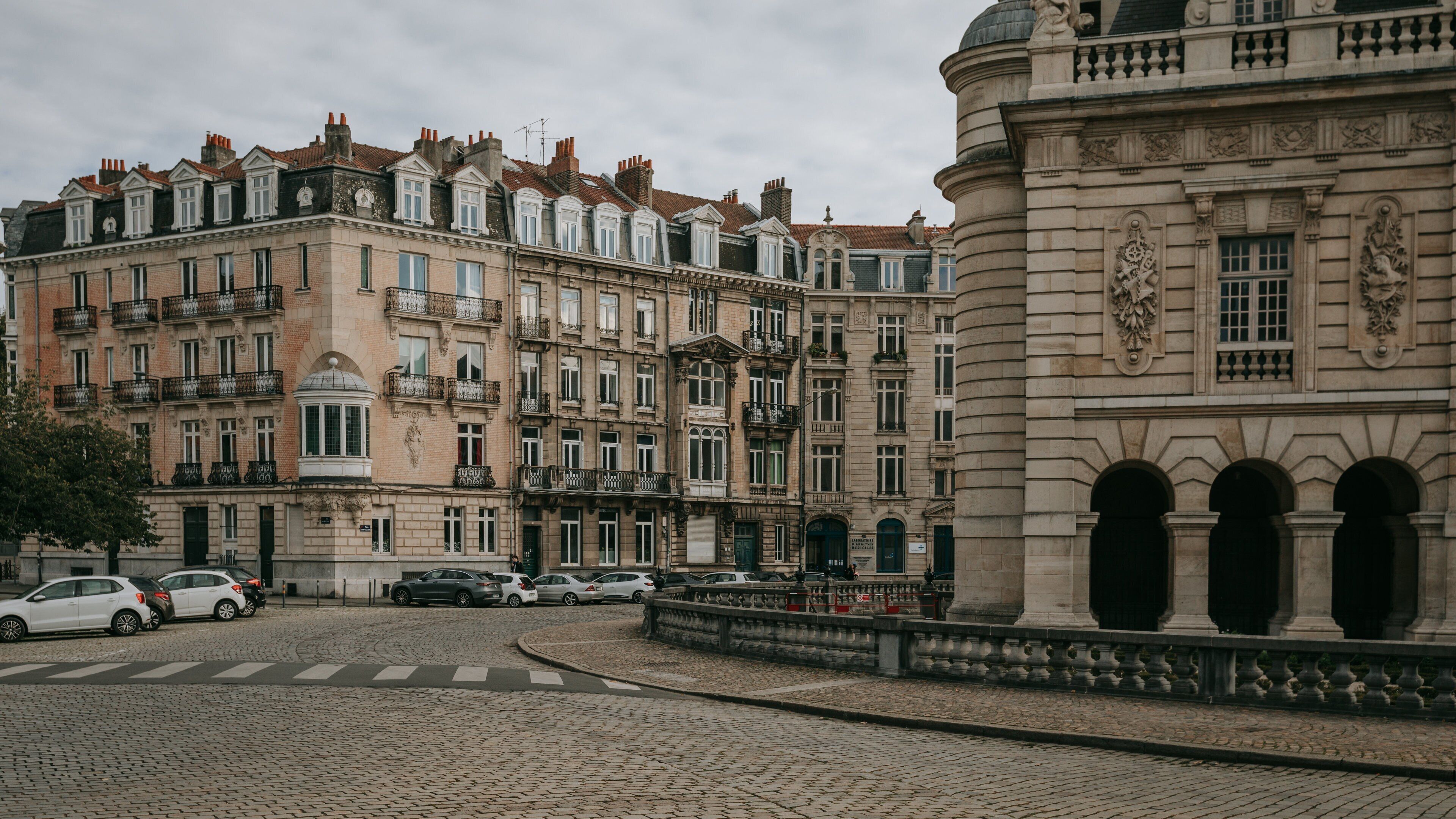 Porte de Paris featuring a city and heritage elements