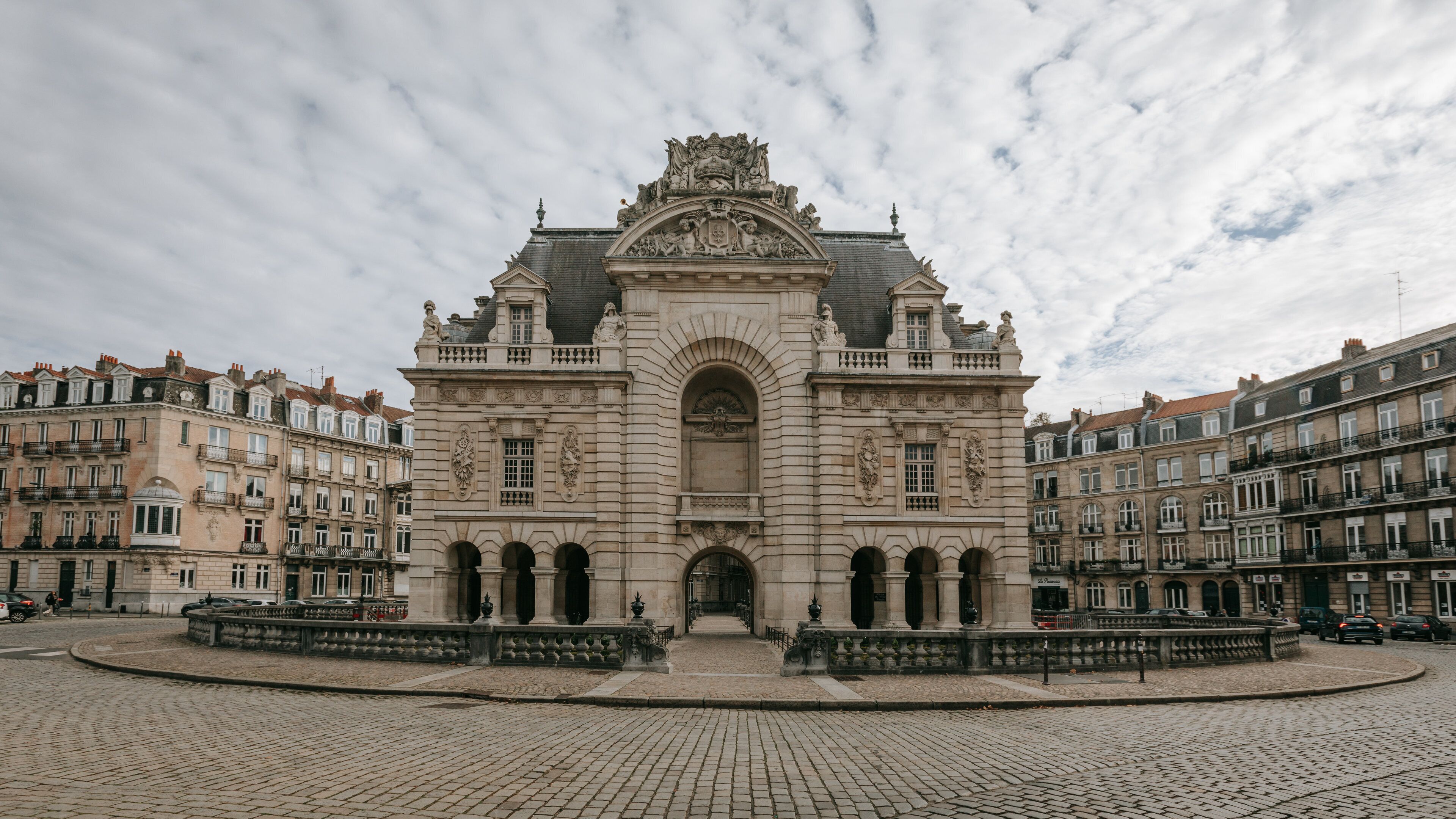 Porte de Paris showing heritage architecture and a city