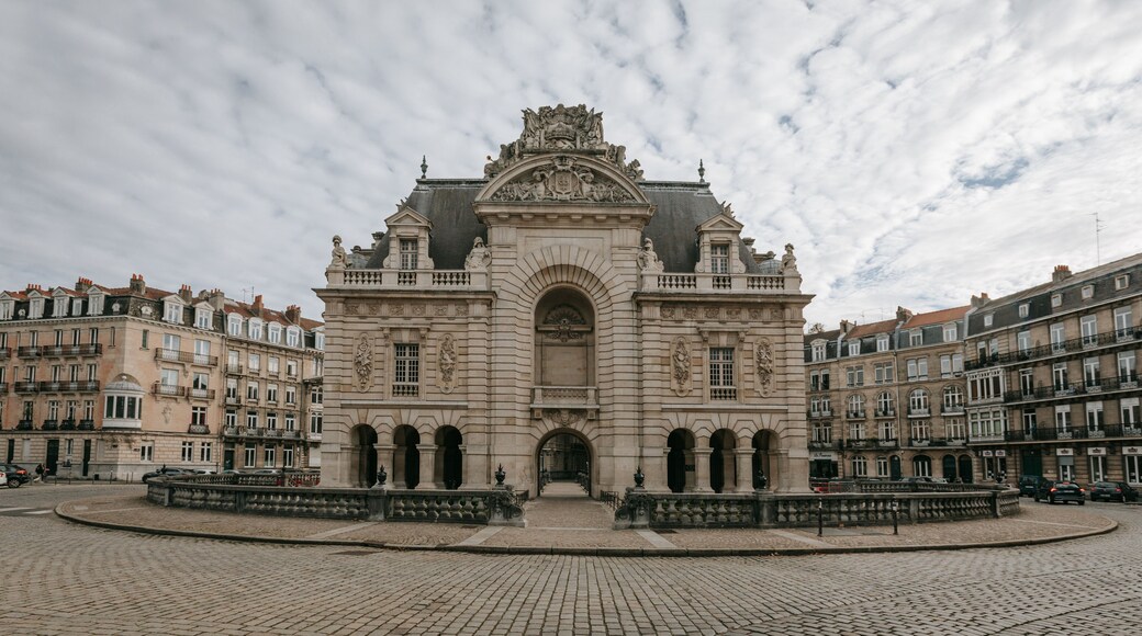 Porte de Paris showing heritage architecture and a city