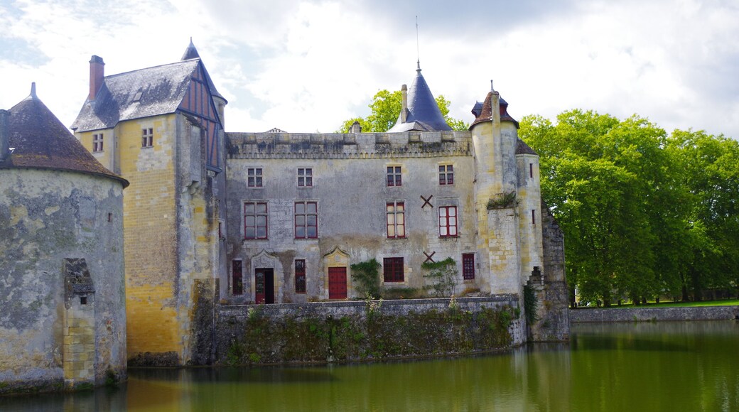 This building is indexed in the Base Mérimée, a database of architectural heritage maintained by the French Ministry of Culture, under the reference PA00083490 .