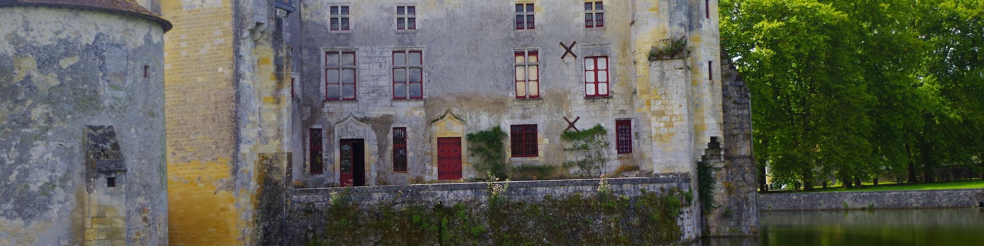 This building is indexed in the Base Mérimée, a database of architectural heritage maintained by the French Ministry of Culture, under the reference PA00083490 .