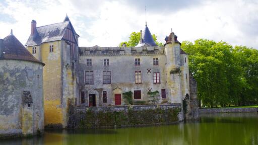 This building is indexed in the Base Mérimée, a database of architectural heritage maintained by the French Ministry of Culture, under the reference PA00083490 .