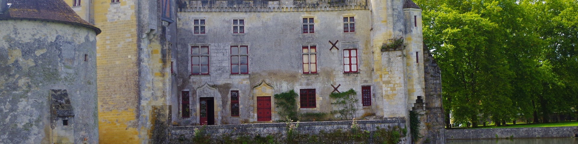 This building is indexed in the Base Mérimée, a database of architectural heritage maintained by the French Ministry of Culture, under the reference PA00083490 .