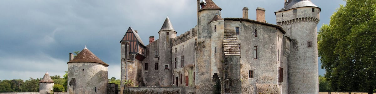This building is indexed in the Base Mérimée, a database of architectural heritage maintained by the French Ministry of Culture, under the reference PA00083490 .