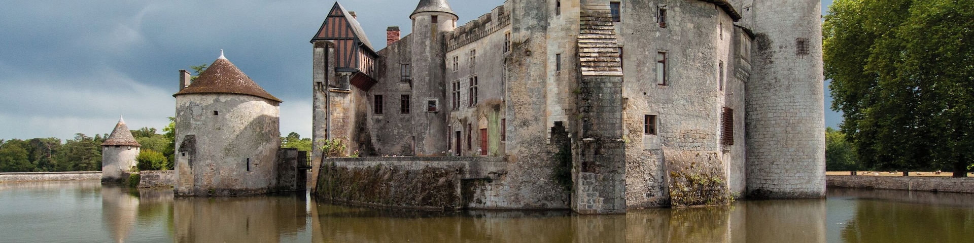This building is indexed in the Base Mérimée, a database of architectural heritage maintained by the French Ministry of Culture, under the reference PA00083490 .