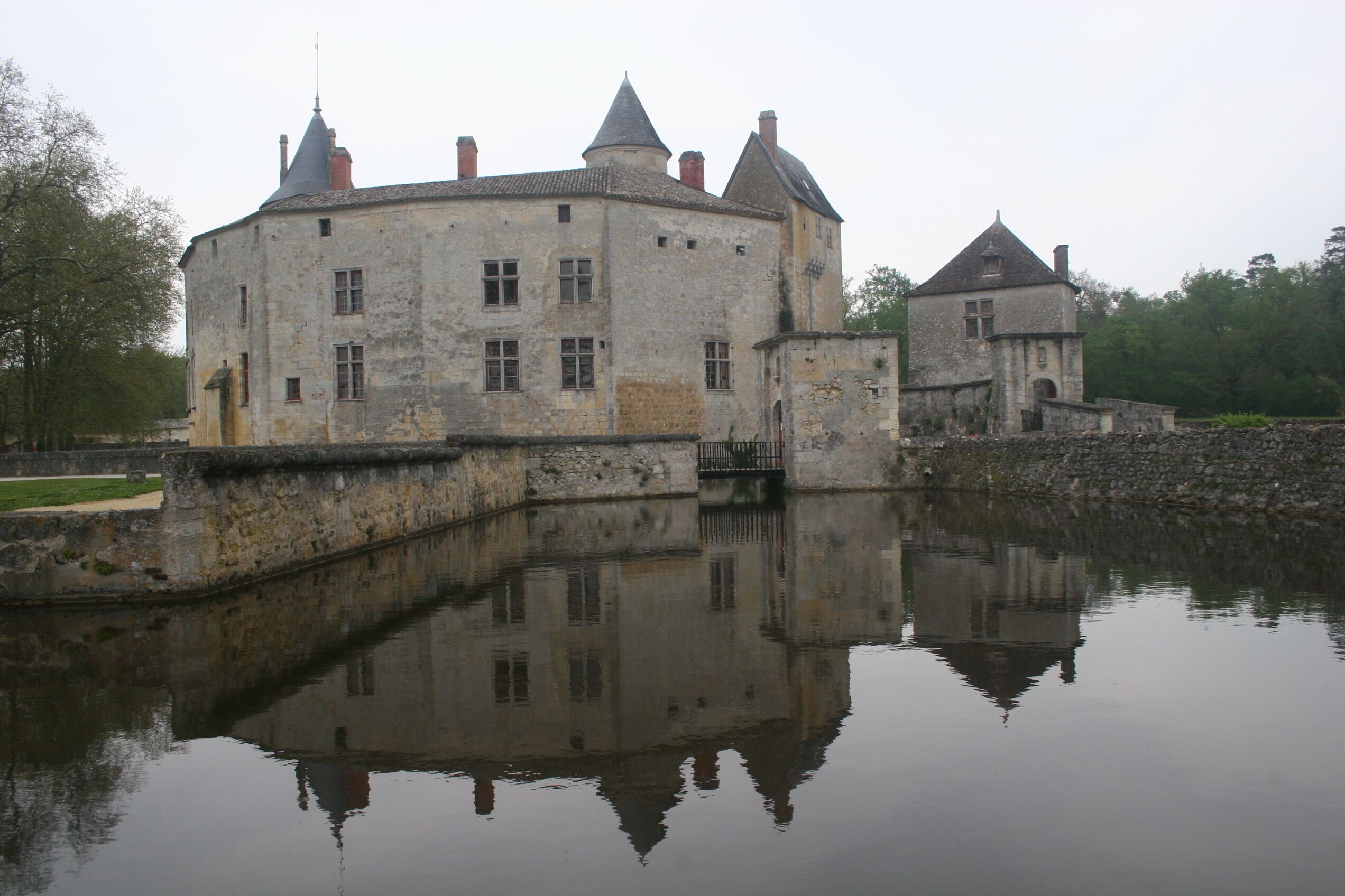This building is indexed in the Base Mérimée, a database of architectural heritage maintained by the French Ministry of Culture, under the reference PA00083490 .