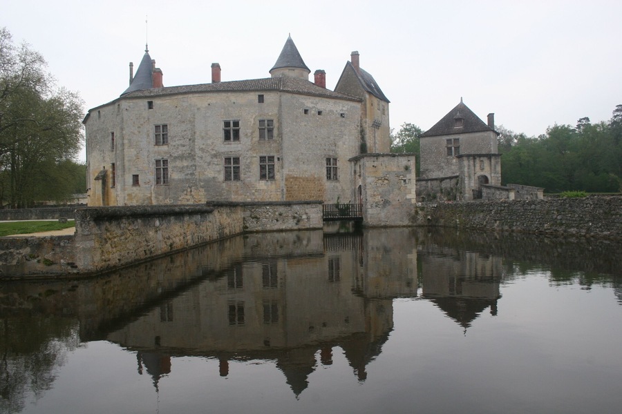 This building is indexed in the Base Mérimée, a database of architectural heritage maintained by the French Ministry of Culture, under the reference PA00083490 .