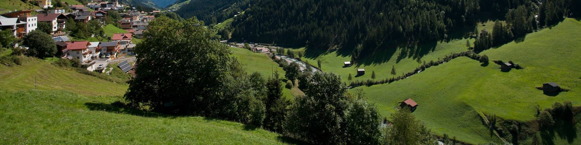 Kappl featuring maisemat, vuoret ja maatila