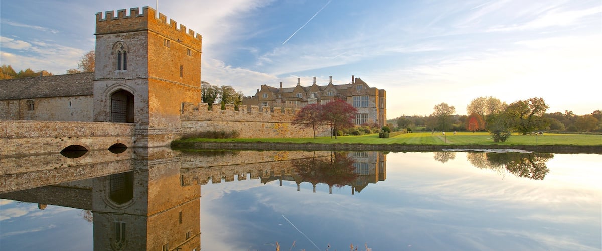 Castillo de Broughton mostrando patrimonio de arquitectura, castillo o palacio y un lago o abrevadero