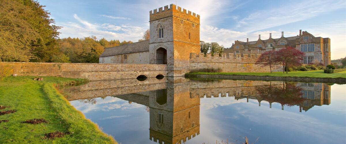 Castillo de Broughton ofreciendo un castillo, una puesta de sol y patrimonio de arquitectura