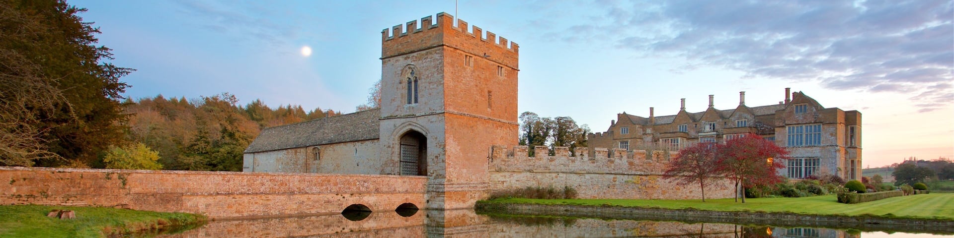 Château de Broughton mettant en vedette patrimoine architectural, coucher de soleil et lac ou étang