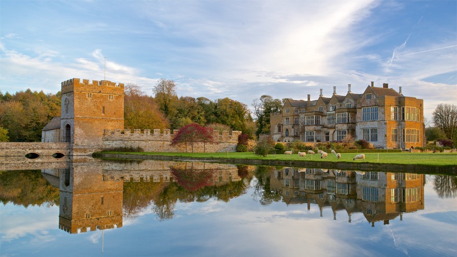 Broughton Castle showing heritage architecture, château or palace and a lake or waterhole