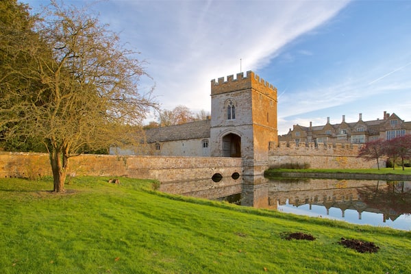 Broughton Castle welches beinhaltet See oder Wasserstelle, Burg und historische Architektur