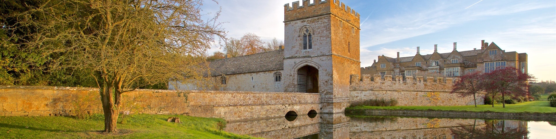 Château de Broughton qui includes lac ou étang, patrimoine architectural et château
