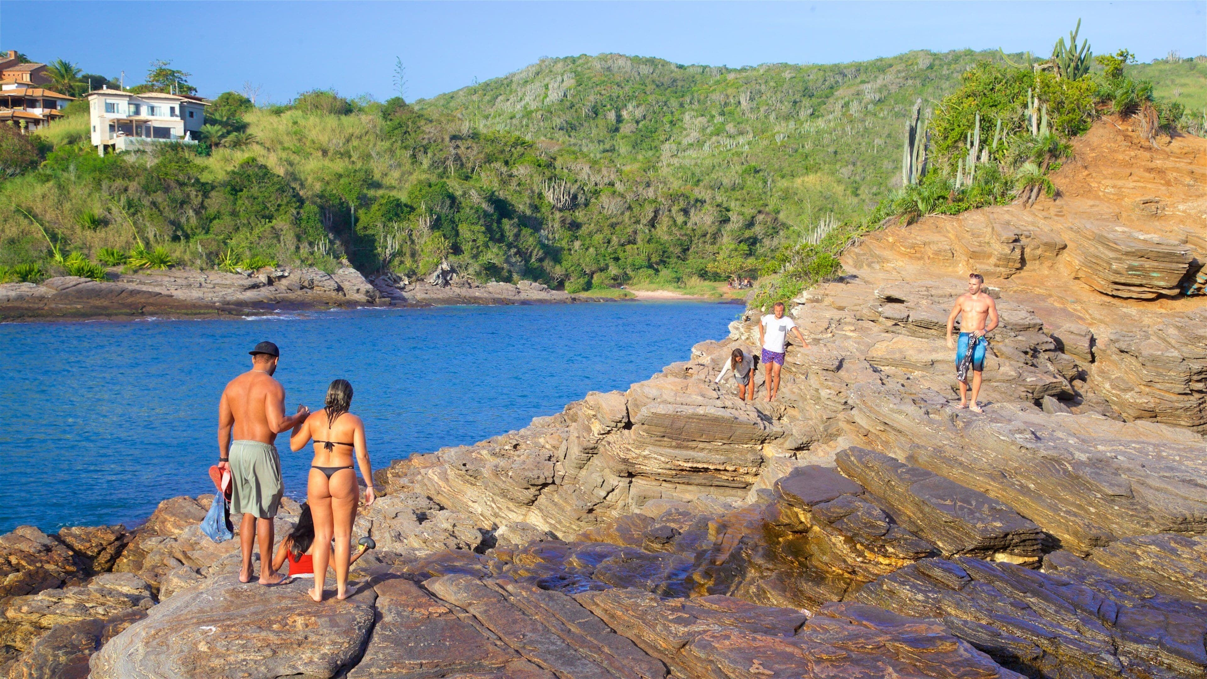 페라두린냐 비치 을 특징 일반 해안 전경 과 암석 해안선 뿐만 아니라 커플