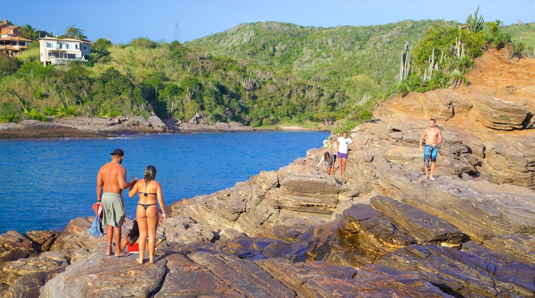 페라두린냐 비치 을 특징 일반 해안 전경 과 암석 해안선 뿐만 아니라 커플