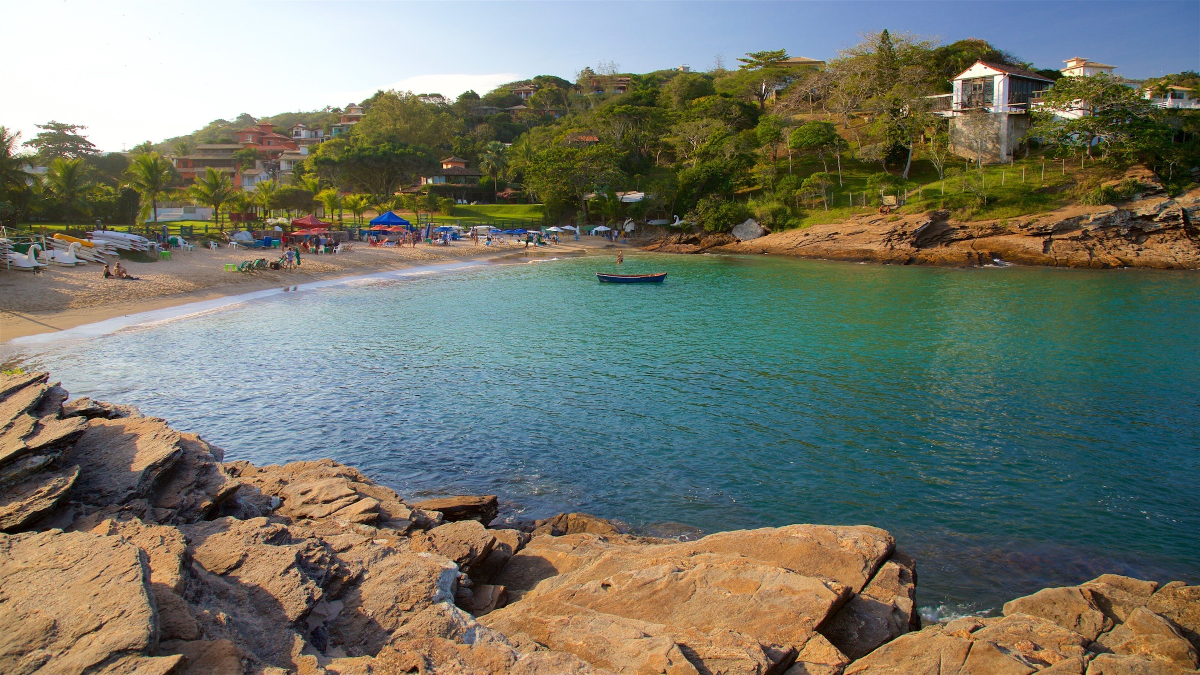 Playa Ferradurinha ofreciendo litoral rocoso, vistas de una costa y una localidad costera